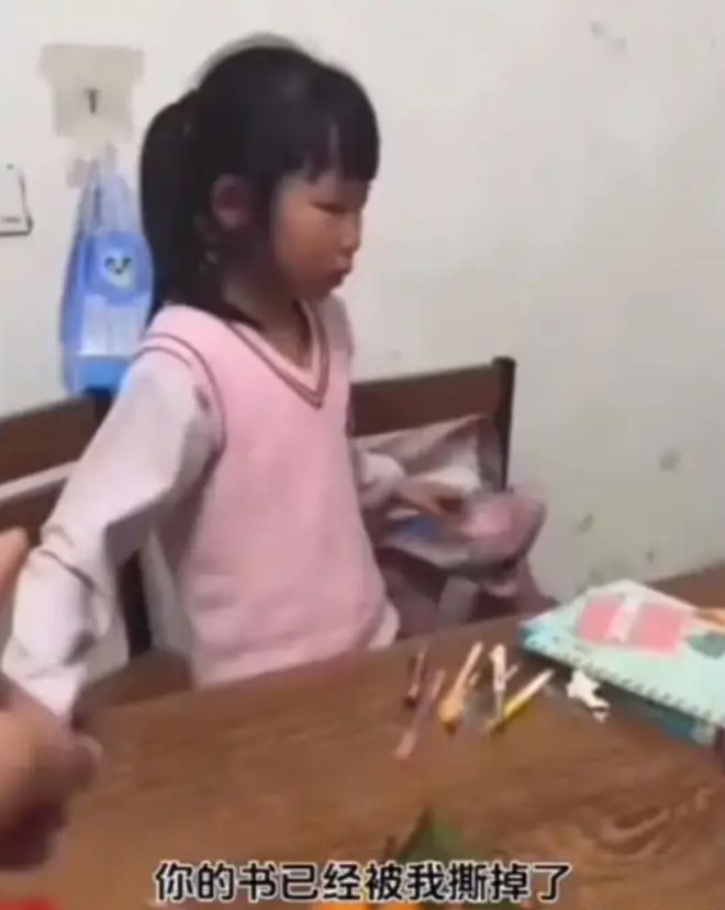 群令人窒息的7分钟要求老师放弃周微马竞合作伙伴“衣架都打变形了”家长(图2)