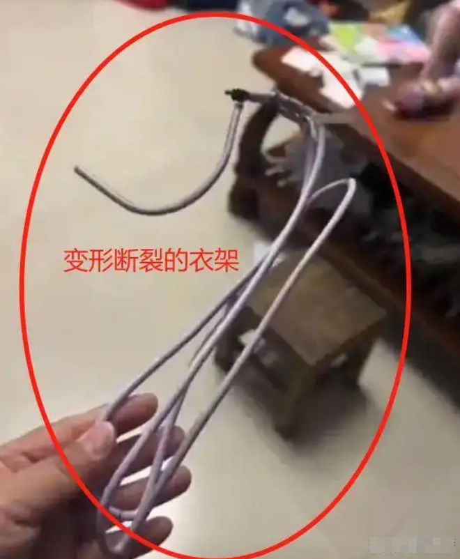 群令人窒息的7分钟要求老师放弃周微马竞合作伙伴“衣架都打变形了”家长(图7)